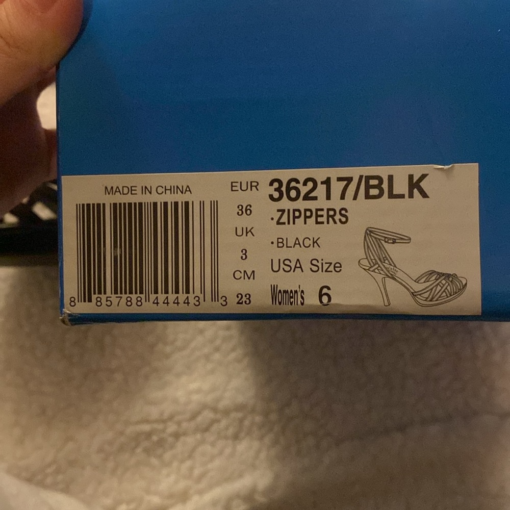 Somethin’ Else From Sketchers 4” Open Toe Cross C… - image 3